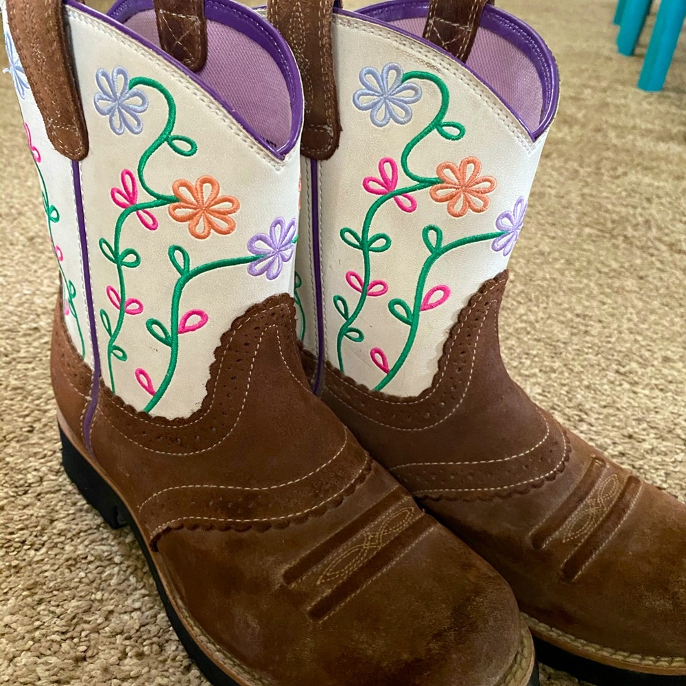 Women’s Ariat fat baby boots.
